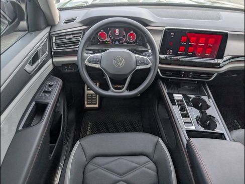 Certified 2025 Volkswagen Atlas Peak Edition SE AWD/4WD image 9