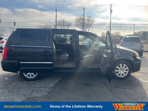 Used 2016 Chrysler Town & Country Touring image 41