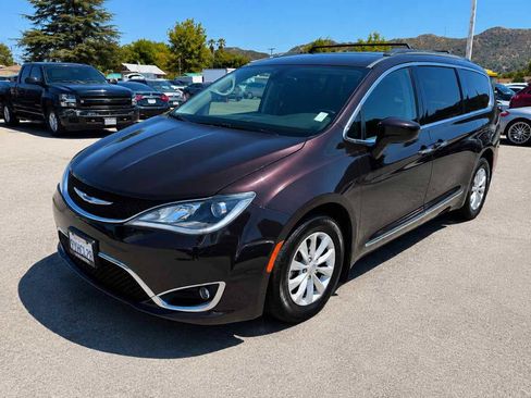 Used 2017 Chrysler Pacifica Touring-L FWD image 3
