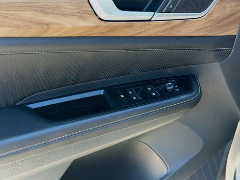 Certified 2025 Volkswagen Atlas SE FWD image 16