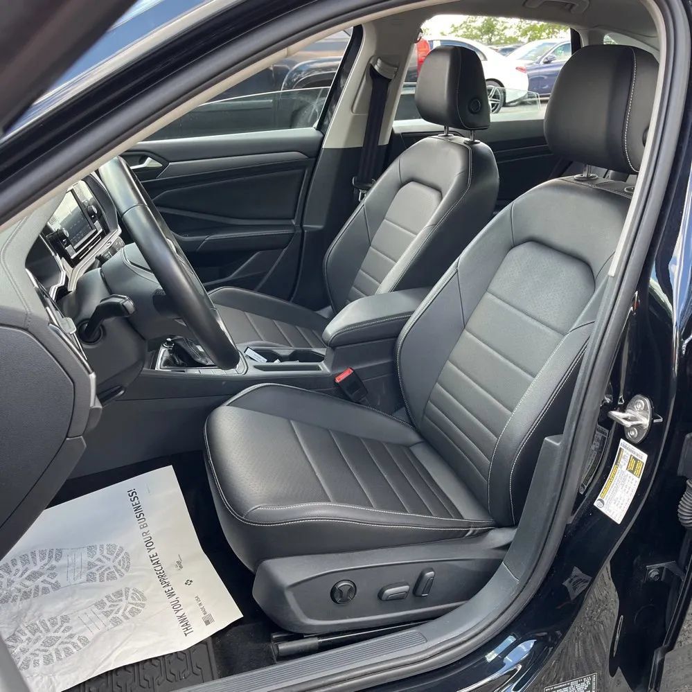 Used 2023 Volkswagen Jetta SE w/ Panoramic Sunroof Package FWD image 2