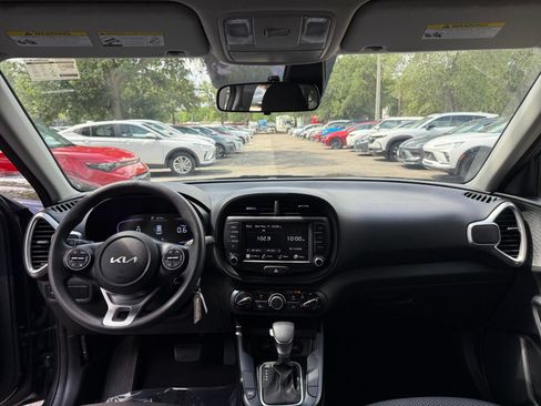 Used 2025 Kia Soul LX w/ LX Technology Package FWD image 30