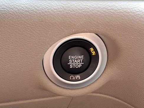 Used 2024 Chrysler Pacifica Touring-L FWD image 28