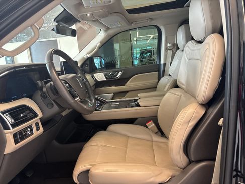 Certified 2023 Lincoln Navigator Reserve AWD/4WD image 12