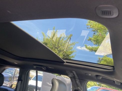 Used 2023 Jeep Grand Cherokee Overland w/ Advanced Protech Group III image 33