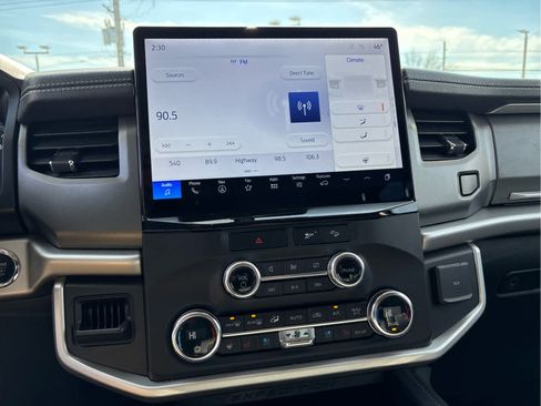 Used 2023 Ford Expedition XLT image 14