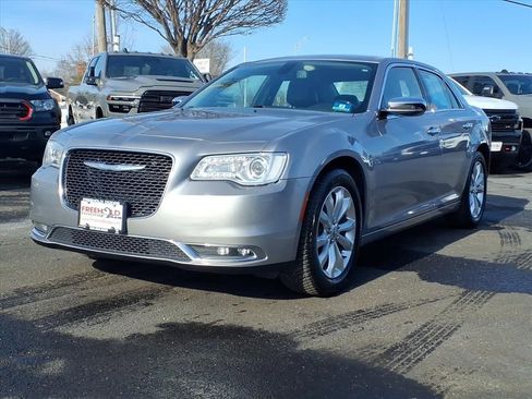 Used 2018 Chrysler 300 Limited image 3