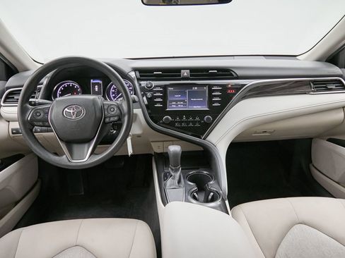 Used 2018 Toyota Camry LE image 23