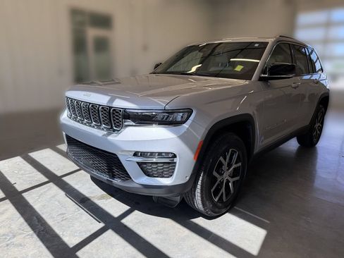 Used 2025 Jeep Grand Cherokee Limited w/ Luxury Tech Group II AWD/4WD image 21