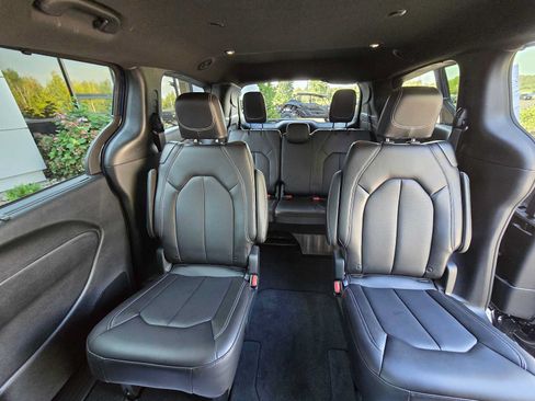Used 2024 Chrysler Pacifica Touring-L w/ S Appearance Package FWD image 12