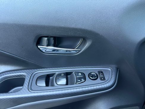 Used 2020 Nissan Versa SV FWD image 5