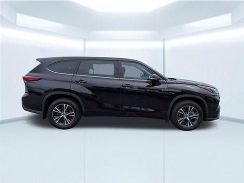Used 2022 Toyota Highlander LE FWD image 7