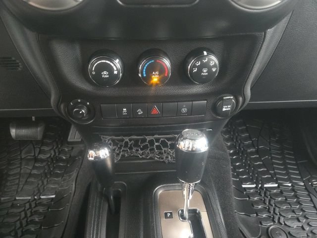 Used 2018 Jeep Wrangler Unlimited Sahara AWD/4WD image 32