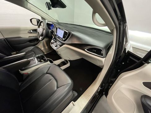 Used 2024 Chrysler Pacifica Touring-L image 27