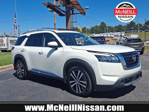 Used 2024 Nissan Pathfinder Platinum image 1