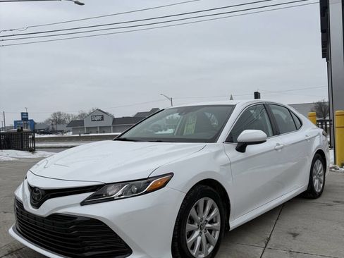 Used 2020 Toyota Camry LE image 3
