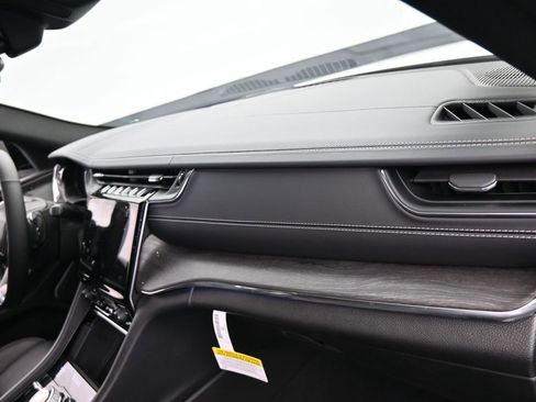 Used 2024 Jeep Grand Cherokee Overland w/ Luxury Tech Group IV image 18