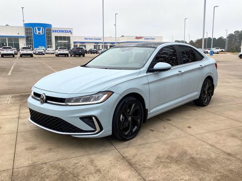 Used 2025 Volkswagen Jetta SE image 3