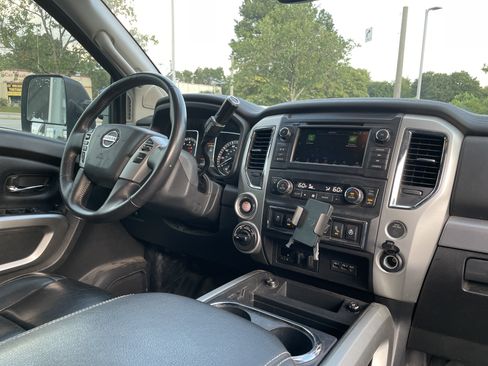 Used 2019 Nissan Titan PRO-4X w/ Pro-4x Convenience Package AWD/4WD image 33