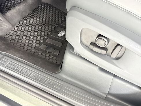 Used 2025 Land Rover Defender 110 X-Dynamic SE image 19