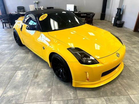 Used 2005 Nissan 350Z Touring image 3