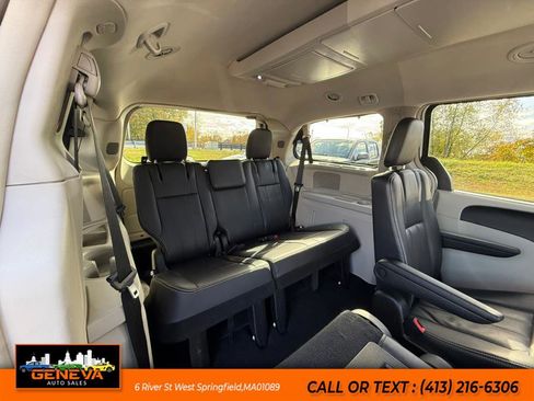 Used 2013 Chrysler Town & Country Touring image 15
