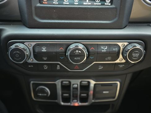 Used 2018 Jeep Wrangler Unlimited Sahara AWD/4WD image 31