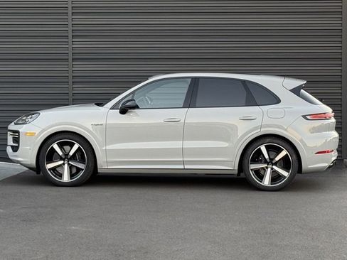New 2025 Porsche Cayenne Turbo image 2