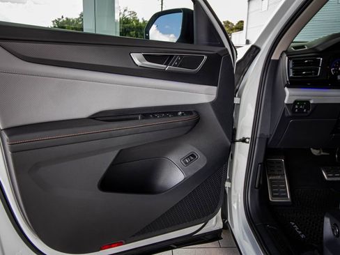 Used 2025 Volkswagen Atlas Peak Edition SE image 21