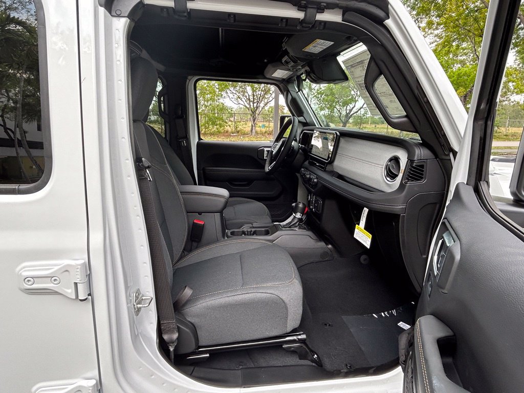 Used 2024 Jeep Wrangler Unlimited Sahara AWD/4WD image 18