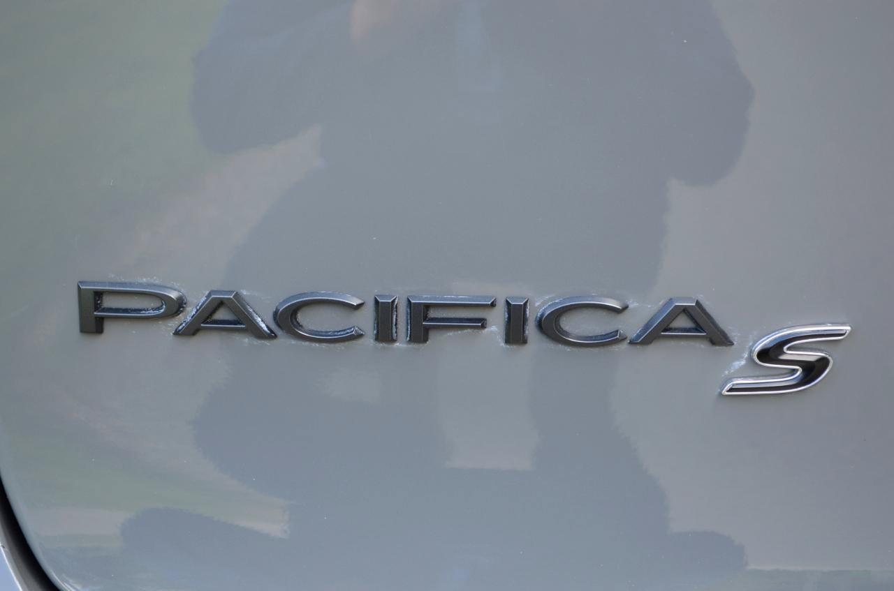 Used 2023 Chrysler Pacifica Touring-L w/ S Appearance Package AWD/4WD image 34