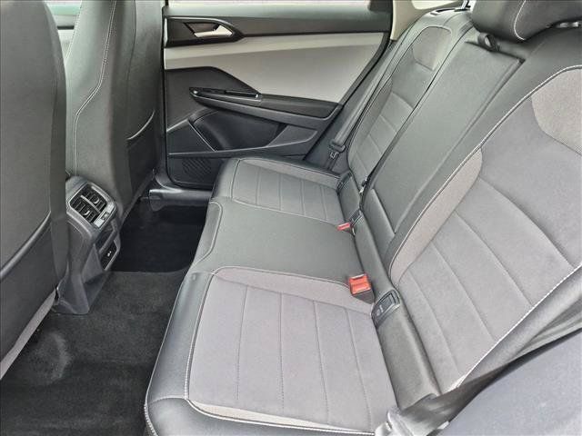 Used 2023 Volkswagen Taos SE w/ Panoramic Sunroof Package AWD/4WD image 19