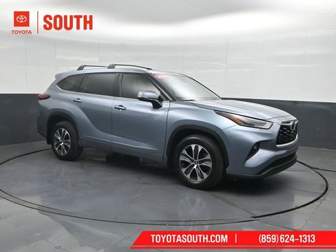 Used 2022 Toyota Highlander XLE AWD/4WD image 4