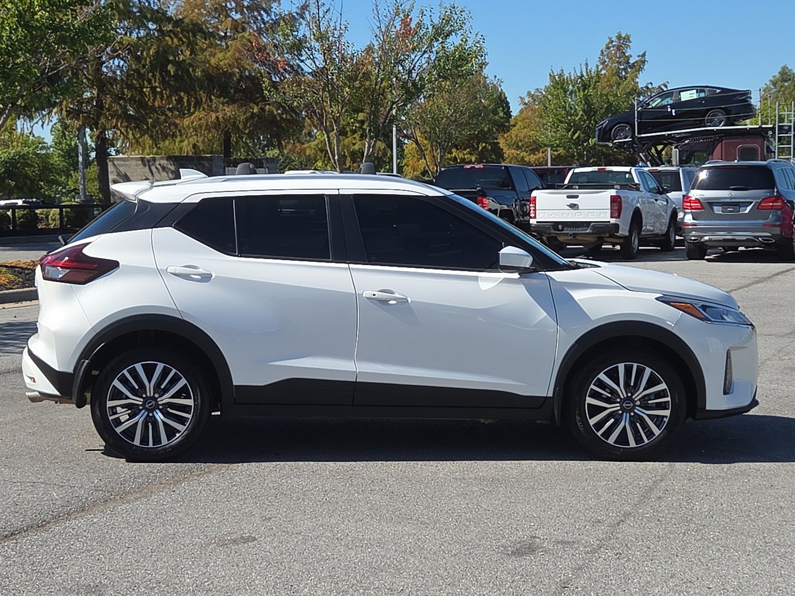 Used 2023 Nissan Kicks SV w/ Interior Electronics Package FWD image 6