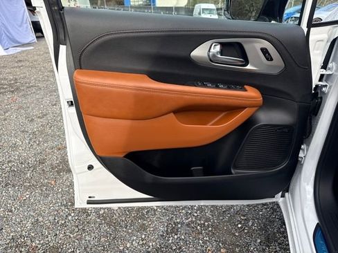 New 2026 Chrysler Pacifica Pinnacle image 16