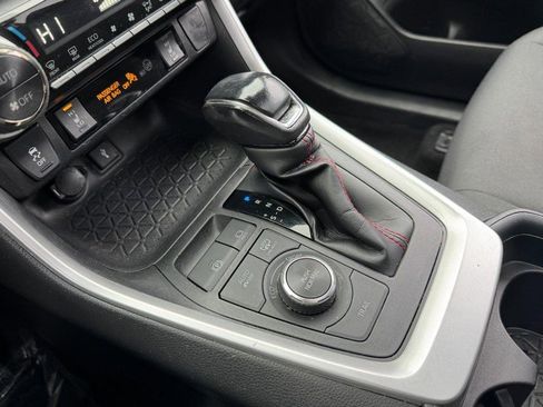 Used 2021 Toyota RAV4 SE image 19