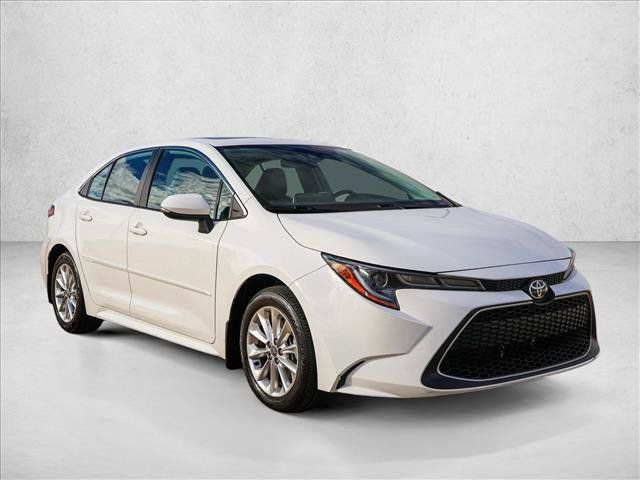 Used 2022 Toyota Corolla XLE FWD image 3