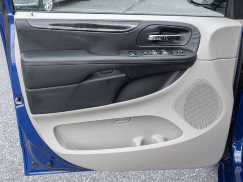 Used 2018 Dodge Grand Caravan SE w/ UConnect Hands-Free Group FWD image 12