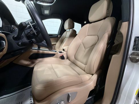 Certified 2026 Porsche Macan AWD/4WD image 5