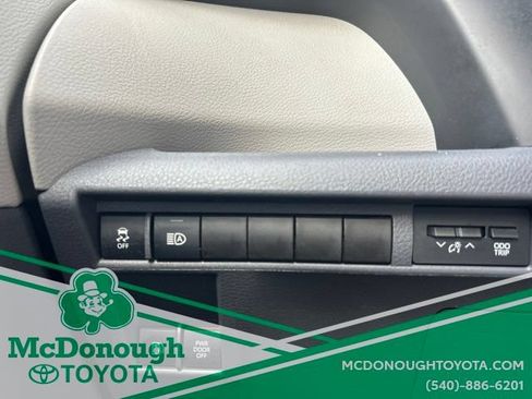 Used 2023 Toyota Sienna XLE FWD image 22