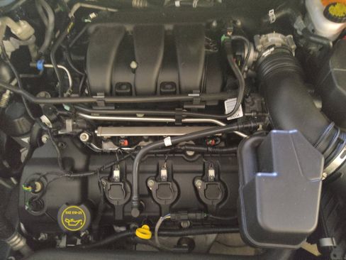 Used 2018 Ford Explorer XLT w/ Equipment Group 202A FWD image 30