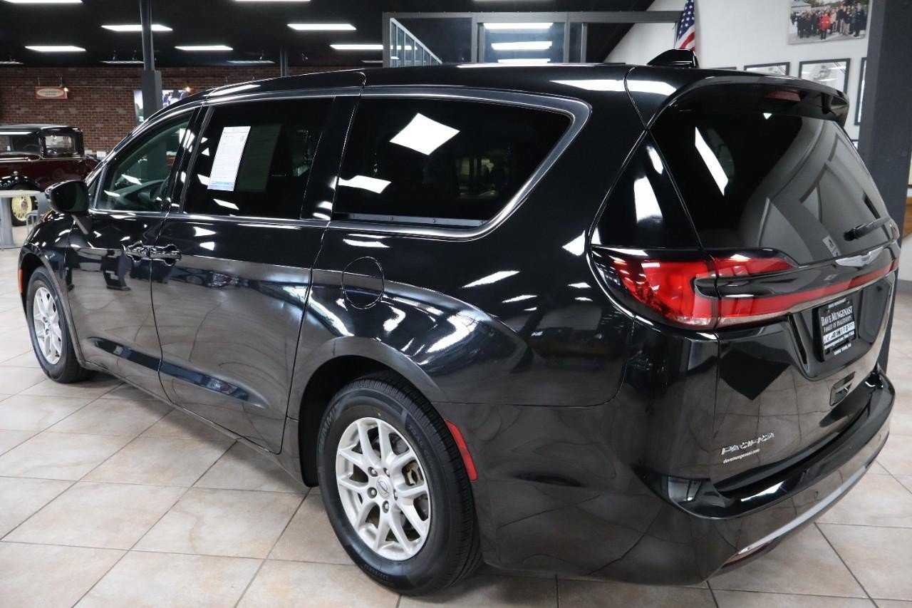 Used 2023 Chrysler Pacifica Touring-L FWD image 4