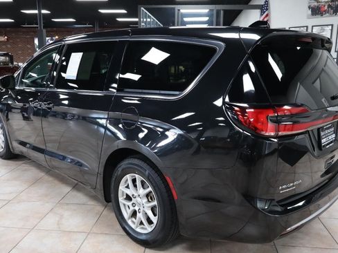 Used 2023 Chrysler Pacifica Touring-L FWD image 4