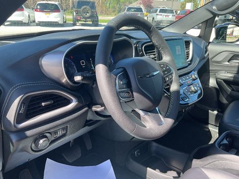 Used 2025 Chrysler Pacifica Select FWD image 10