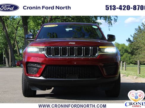 Used 2024 Jeep Grand Cherokee Laredo w/ Luxury Tech Group I AWD/4WD image 2