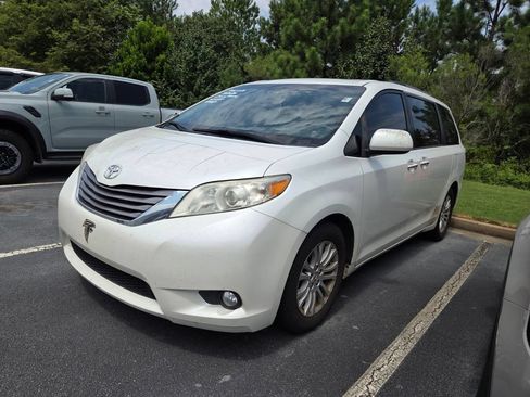 Used 2015 Toyota Sienna XLE Premium FWD image 3