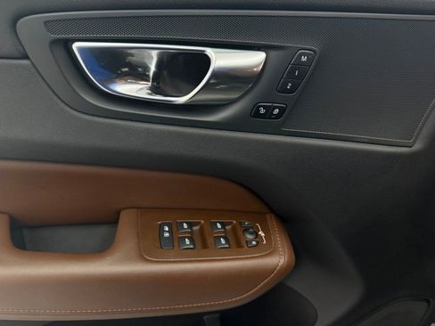 Used 2023 Volvo XC60 B5 Plus image 12