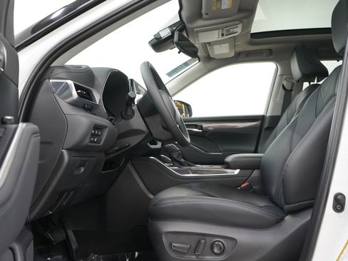 Used 2026 Toyota Highlander Platinum AWD/4WD image 24