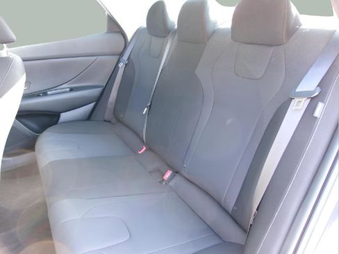 Used 2024 Hyundai Elantra SE image 11