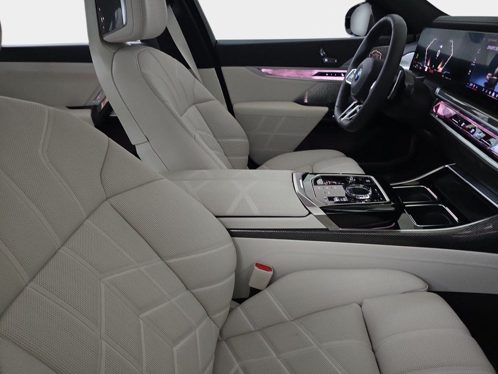 Used 2025 BMW 760i xDrive w/ Executive Package AWD/4WD image 10
